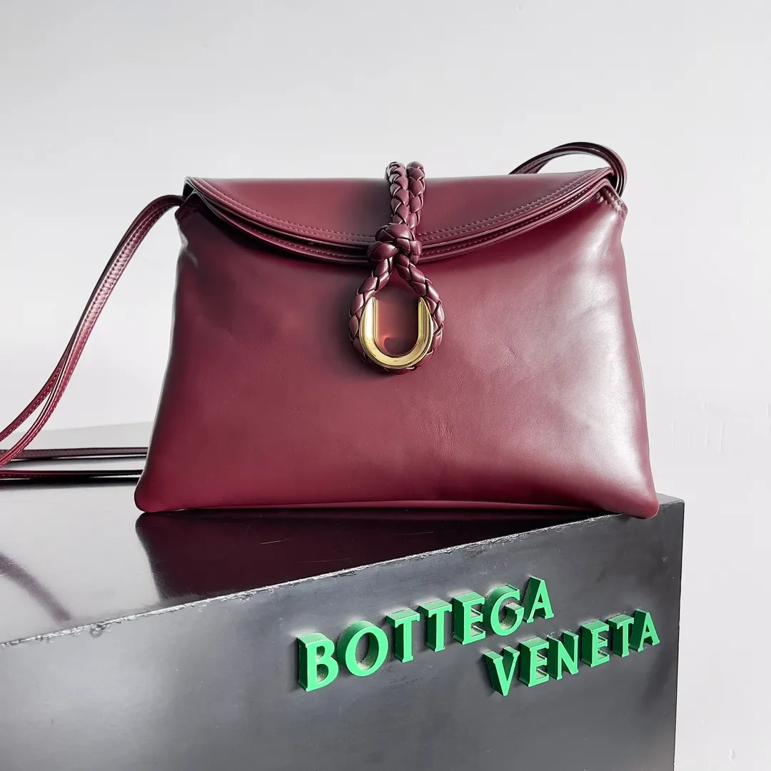 Batch 1680 Inspired by the 1970s, the Bottega Veneta women's logo shoulder bag has a smooth leather surface that brings a clean and handsome feel, just like the neatness and tenacity of a working woman. The front buckle is made of high-quality hardware pendant, the overall retro elegance, and the excellent leather feels soft. This Bottega Veneta series can be described as beautiful, weakening the complexity of the outfit, not competing for it, and only using the best quality to interpret itself. Style number: 806034 (large size) Size: 30*20*8cm
